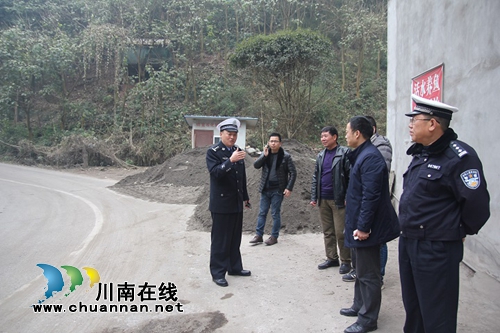 宜宾县多部门共同商讨治理柏安路道路交通安全隐患(图1) 宜宾县多部门共同商讨治理柏安路道路交通安全隐患(图1)