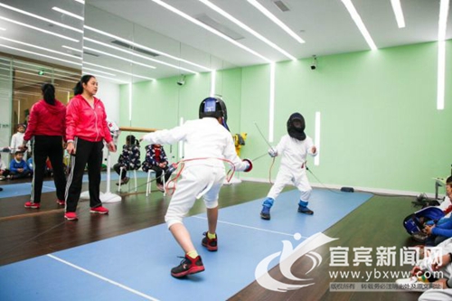 扬眉剑出鞘&nbsp;宜宾市青少年宫举办击剑培训(图1)