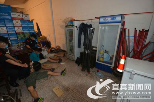 宜宾武装制贩毒团伙被端 警方缴获枪支土炸弹(图1) 宜宾武装制贩毒团伙被端 警方缴获枪支土炸弹(图1)