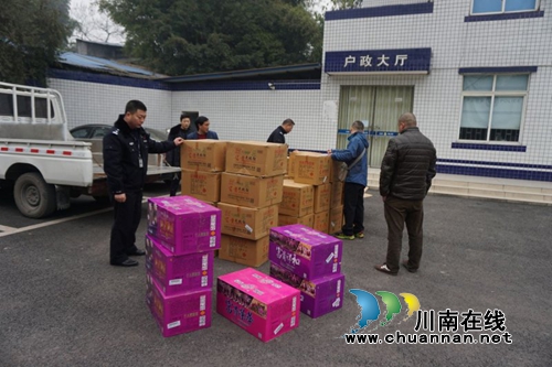 泸县云龙派出所查获一辆非法运输烟花爆竹车辆
