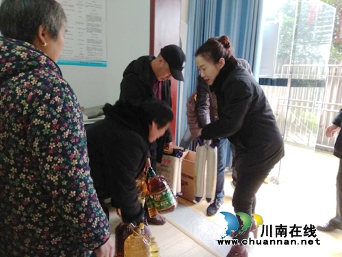 泸州市中级人民法院慰问张坝街道桂圆林社区困难居民(图1) 泸州市中级人民法院慰问张坝街道桂圆林社区困难居民(图1)