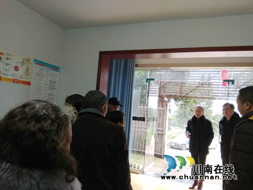 泸州市中级人民法院慰问张坝街道桂圆林社区困难居民(图2) 泸州市中级人民法院慰问张坝街道桂圆林社区困难居民(图2)