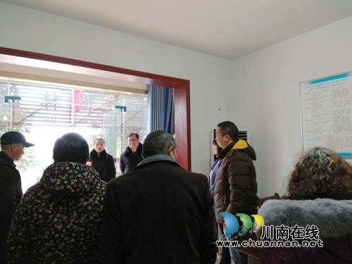 泸州市中级人民法院慰问张坝街道桂圆林社区困难居民