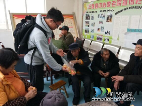 贵州三穗县民高学生志愿者在寒冬给孤老们送温暖