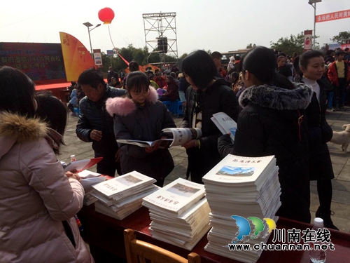 龙马潭“四下乡”活动为群众送上冬日文化温暖(图4) 龙马潭“四下乡”活动为群众送上冬日文化温暖(图4)