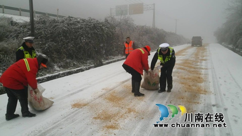 叙永交警:风雪中那一抹荧黄暖得很贴心(图2) 叙永交警:风雪中那一抹荧黄暖得很贴心(图2)