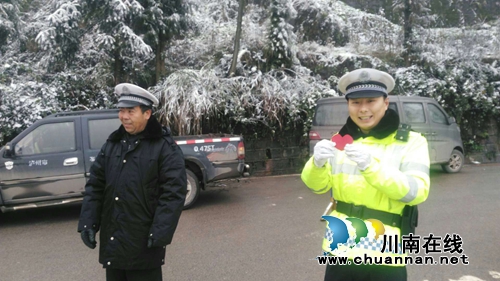 叙永交警:风雪中那一抹荧黄暖得很贴心(图4) 叙永交警:风雪中那一抹荧黄暖得很贴心(图4)