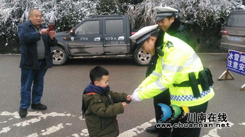 叙永交警:风雪中那一抹荧黄暖得很贴心(图3) 叙永交警:风雪中那一抹荧黄暖得很贴心(图3)