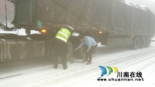 叙永交警:风雪中那一抹荧黄暖得很贴心(图5) 叙永交警:风雪中那一抹荧黄暖得很贴心(图5)