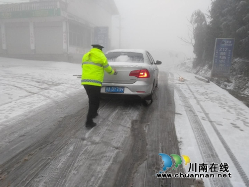 叙永交警:风雪中那一抹荧黄暖得很贴心(图7) 叙永交警:风雪中那一抹荧黄暖得很贴心(图7)