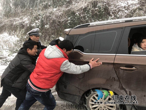 叙永交警:风雪中那一抹荧黄暖得很贴心(图10) 叙永交警:风雪中那一抹荧黄暖得很贴心(图10)