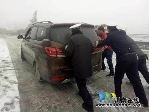 叙永交警:风雪中那一抹荧黄暖得很贴心(图11) 叙永交警:风雪中那一抹荧黄暖得很贴心(图11)