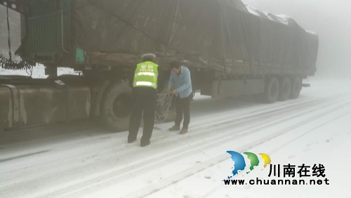 叙永交警:风雪中那一抹荧黄暖得很贴心(图8) 叙永交警:风雪中那一抹荧黄暖得很贴心(图8)