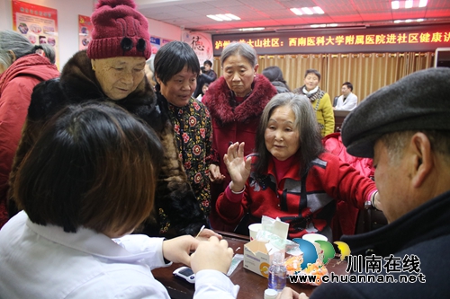 泸视帮帮团“健康生活我倡导”携西南医大附院专家走进社区