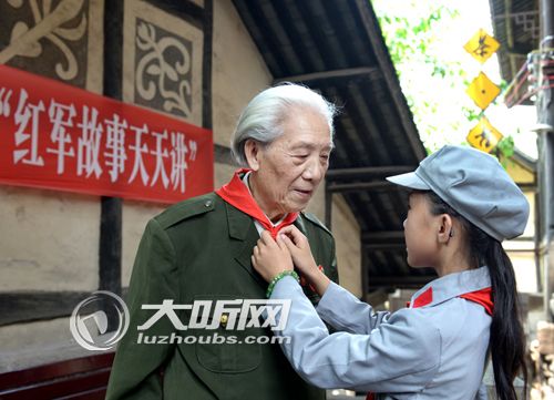泸州九旬老人风雨30年义务宣讲红军故事(图1)