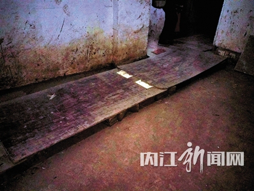 内江一小区地下停车场积水 居民出入“搭桥”(图1) 内江一小区地下停车场积水 居民出入“搭桥”(图1)