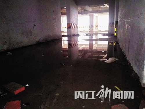 内江一小区地下停车场积水 居民出入“搭桥”(图2) 内江一小区地下停车场积水 居民出入“搭桥”(图2)