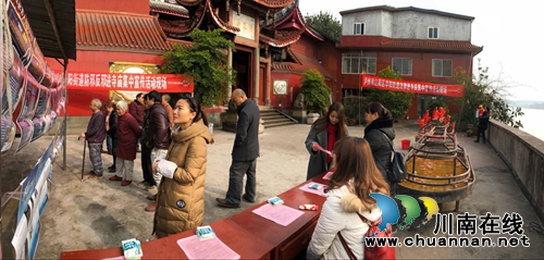 江阳区华阳街道：防邪普法宣传进寺庙(图1)
