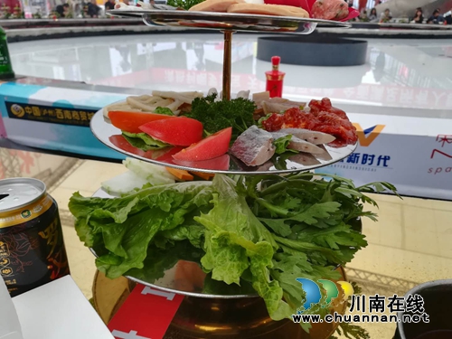 30吨特大大大火锅火爆亮相！88人同台嗨美食！(图5)