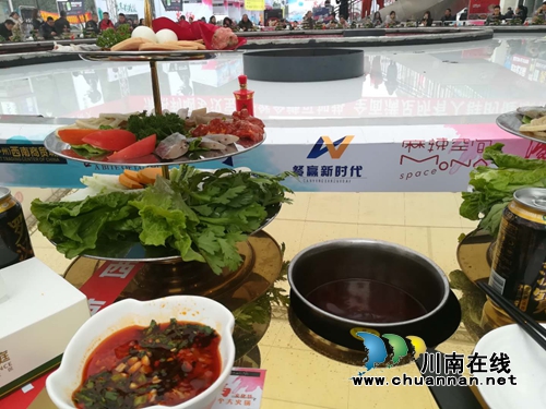 30吨特大大大火锅火爆亮相！88人同台嗨美食！(图6)