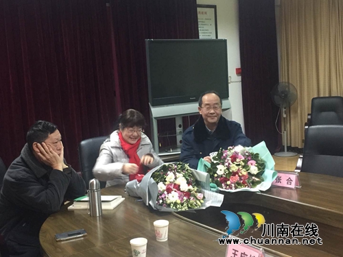 《钥匙》散文集研讨会在泸州市图书馆召开(图2) 《钥匙》散文集研讨会在泸州市图书馆召开(图2)