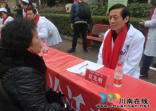 西南医大附院联合泸州健国医院开展义诊活动(图3) 西南医大附院联合泸州健国医院开展义诊活动(图3)
