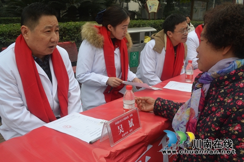 西南医大附院联合泸州健国医院开展义诊活动(图6) 西南医大附院联合泸州健国医院开展义诊活动(图6)