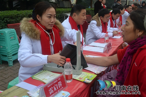 西南医大附院联合泸州健国医院开展义诊活动(图7) 西南医大附院联合泸州健国医院开展义诊活动(图7)