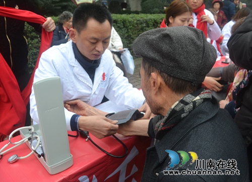 西南医大附院联合泸州健国医院开展义诊活动(图8) 西南医大附院联合泸州健国医院开展义诊活动(图8)