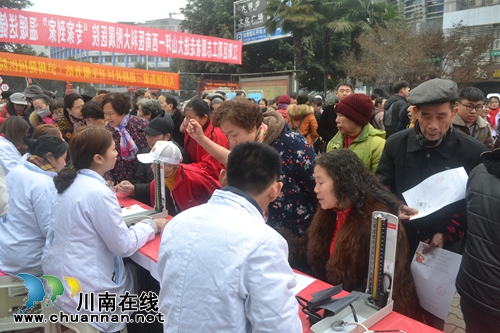 西南医大附院联合泸州健国医院开展义诊活动(图11) 西南医大附院联合泸州健国医院开展义诊活动(图11)