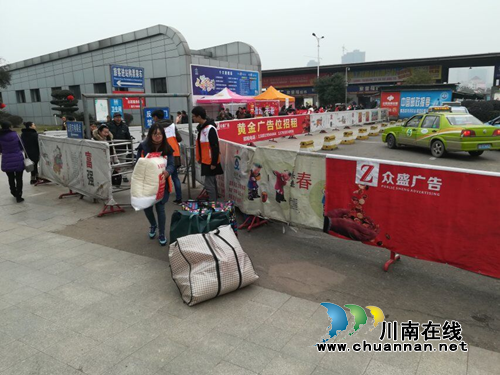 红星街道天立社区志愿者为春运返乡农民工开展志愿服务