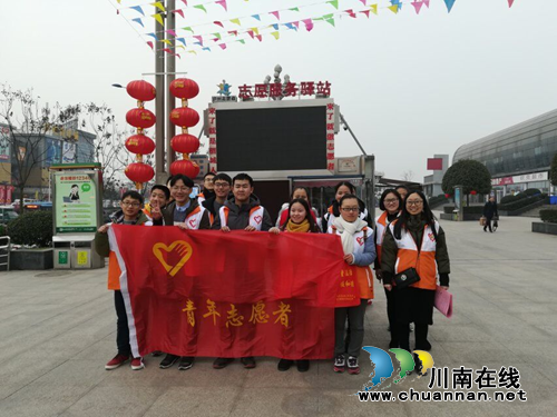 红星街道天立社区志愿者为春运返乡农民工开展志愿服务(图1) 红星街道天立社区志愿者为春运返乡农民工开展志愿服务(图1)