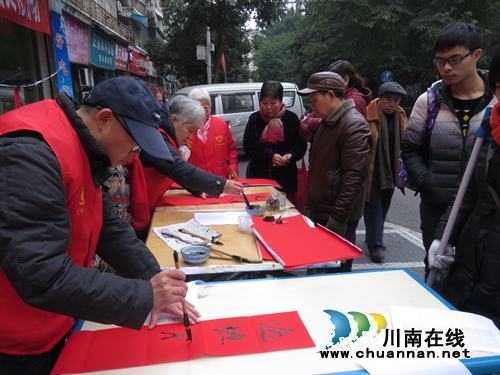 红星街道红星社区联合地税局书写春联送祝福(图1) 红星街道红星社区联合地税局书写春联送祝福(图1)