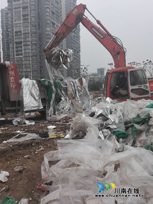 龙马潭红星街道：清除卫生死角洁净面貌迎新春