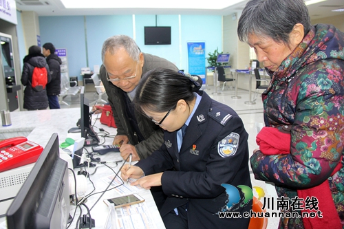 免费照相 泸县公安局出入境办证不到一月破千(图1) 免费照相 泸县公安局出入境办证不到一月破千(图1)