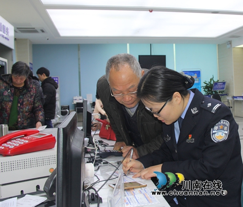 免费照相 泸县公安局出入境办证不到一月破千(图2) 免费照相 泸县公安局出入境办证不到一月破千(图2)