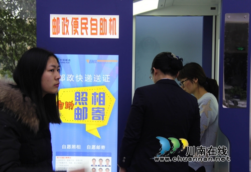 免费照相 泸县公安局出入境办证不到一月破千(图5) 免费照相 泸县公安局出入境办证不到一月破千(图5)