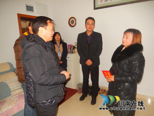 刘志勇到张坝街道桂圆林社区走访慰问困难人员(图1) 刘志勇到张坝街道桂圆林社区走访慰问困难人员(图1)
