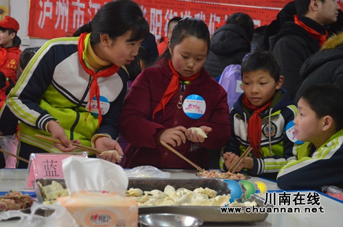 华阳街道组织开展暖冬行.爱传递主题志愿服务活动(图2) 华阳街道组织开展暖冬行.爱传递主题志愿服务活动(图2)
