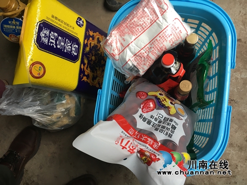 全国政协委员何延政为叙永贫困村民送“年货”(图3)