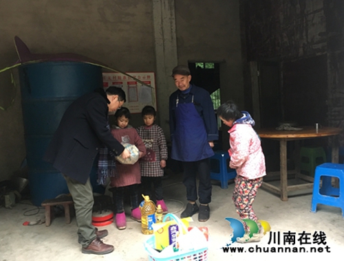 全国政协委员何延政为叙永贫困村民送“年货”(图1)