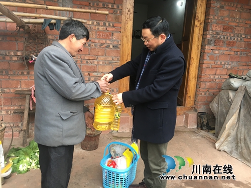 全国政协委员何延政为叙永贫困村民送“年货”(图2)