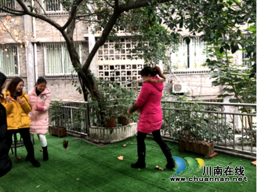 江阳区北城街道皂角巷社区组织开展健身活动(图1) 江阳区北城街道皂角巷社区组织开展健身活动(图1)