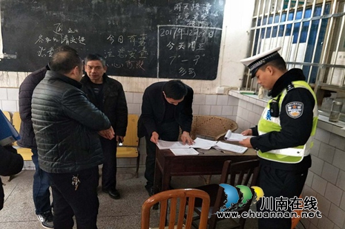 宜宾县交警春运前深入企业检查 确保源头隐患“清零”到位(图1) 宜宾县交警春运前深入企业检查 确保源头隐患“清零”到位(图1)