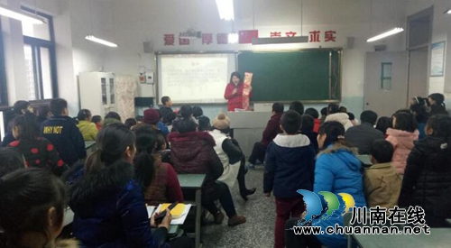 合江县图书馆到人民小学举行中国传统节日民俗讲座