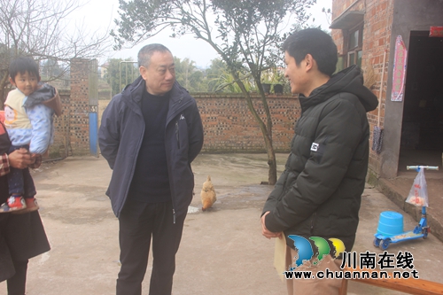 泸县政协副主席杜开卷到百和镇开展送温暖活动(图1)