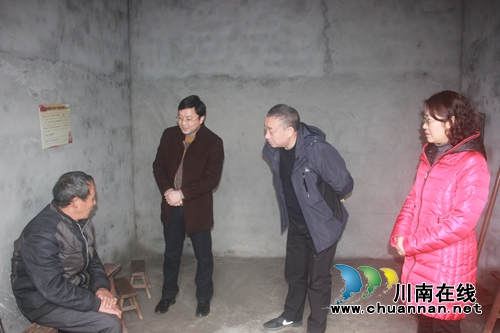 泸县政协副主席杜开卷到百和镇开展送温暖活动(图2)