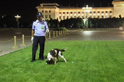 宜宾明星警犬“迪迪”去世 战友含泪送别(图2) 宜宾明星警犬“迪迪”去世 战友含泪送别(图2)
