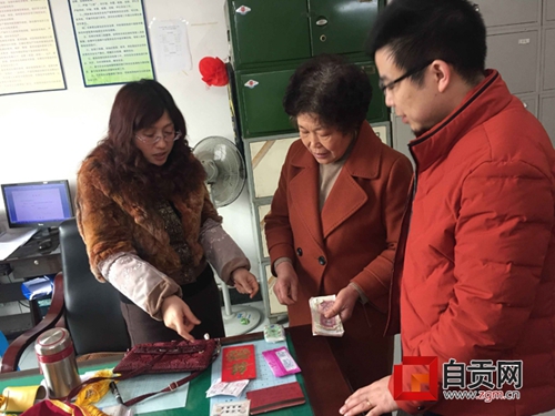 自贡乘务员捡5000余元欲归还 竟被失主当骗子(图1) 自贡乘务员捡5000余元欲归还 竟被失主当骗子(图1)
