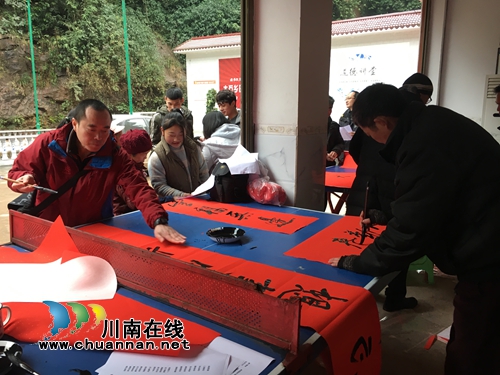 “福”到！书法爱好者到叙永旺龙写春联送祝福(图2)